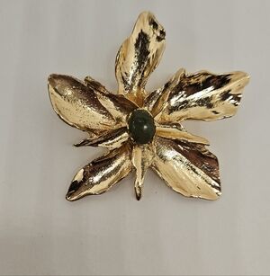 Flower Brooch Pin Green Jade Stone Gold Tone